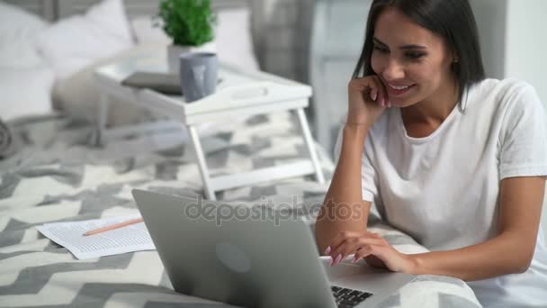 Vrolijke jonge vrouw communiceren via het Internet — Stockvideo