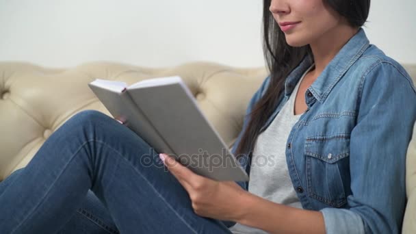 Jovem mulher positiva lendo um livro — Vídeo de Stock