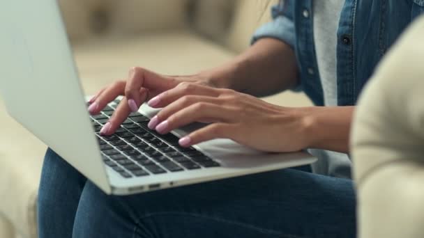 Mooie vrouw met behulp van haar laptop — Stockvideo