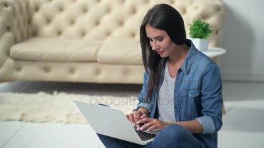 Internet üzerinden iletişim neşeli genç kadın