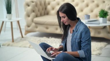 Onu laptop kullanan olumlu genç kadın
