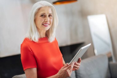 Mutlu yaşlı kadın tablet kullanma