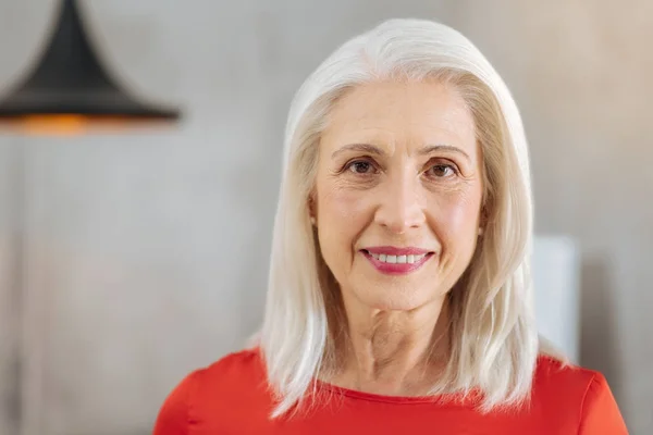 Retrato de una mujer anciana agradable — Foto de Stock