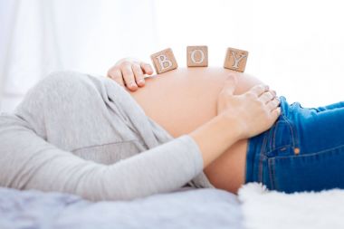 Bebeğin cinsiyetini gösterilen karın üzerinde küpleri