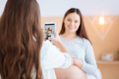 Küçük sevimli kız bellek toplamak için yardımcı olur