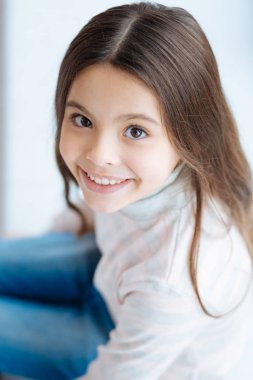 Harika çekici kız kameraya gülümseyen