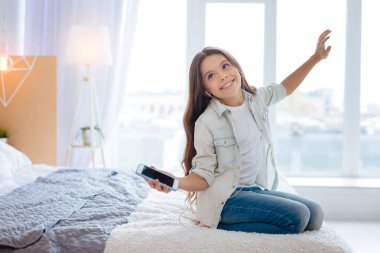 Şanslı ilham kız yatak odasında müzik dinlemek