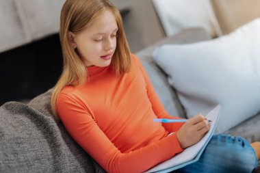 Güzel akıllı kız not almak