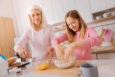 Kasenin içine ellerini koyarak güzel mutlu kız