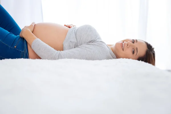Entusiástica mulher grávida carregando sobre o futuro — Fotografia de Stock
