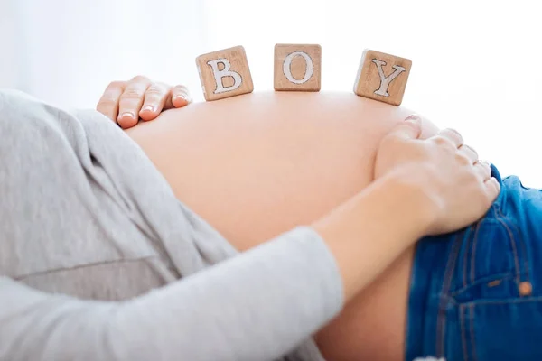 Holzwürfel mit Babysex auf dem Bauch — Stockfoto
