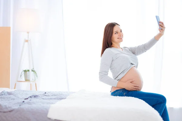 陽気な妊婦撮影 selfie — ストック写真
