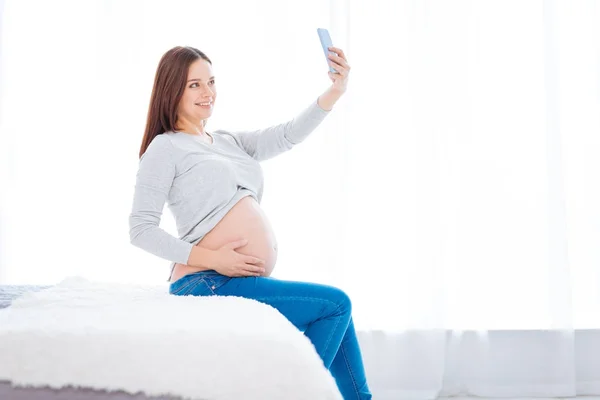 Mujer embarazada feliz creación de memoria — Foto de Stock