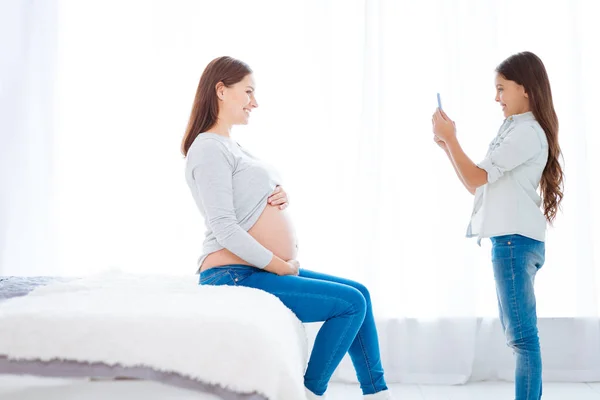 Brunette pregnant woman posing for photo — Stock Photo, Image