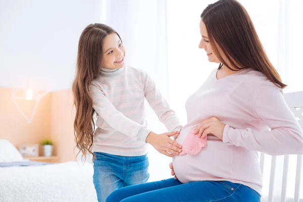 Süßes entzückendes Mädchen streichelt schwangere Mütter Bauch — Stockfoto