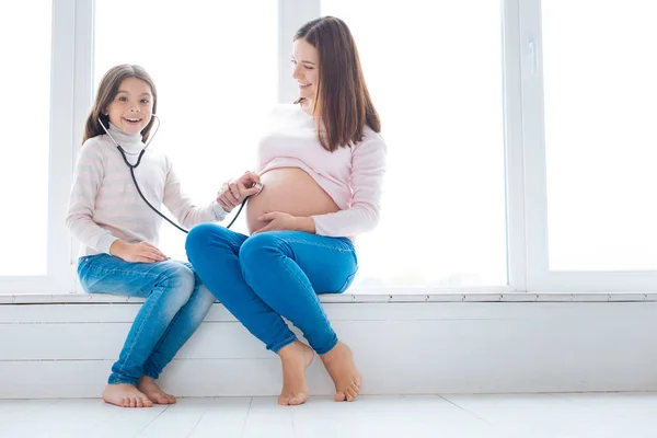 Förundras över vackra flicka upptäcka hemligheten av moderskap — Stockfoto