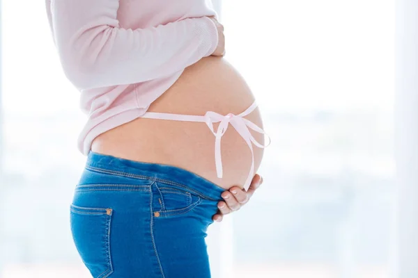 Esperando mulher menina cuidando de sua barriga — Fotografia de Stock