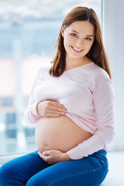 Çekici emin hamile kadın adorably poz — Stok fotoğraf