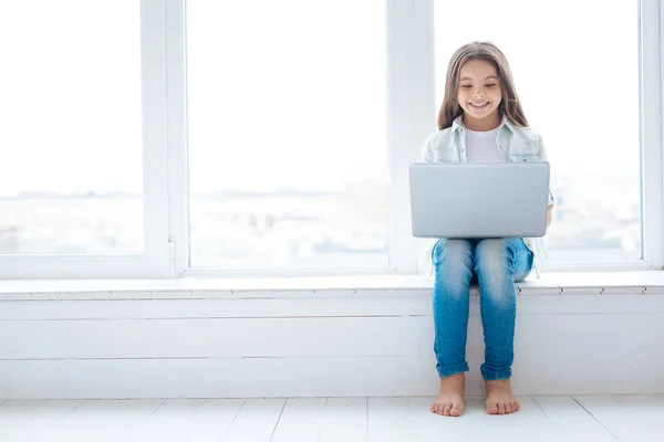 Boeiend schattig meisje haar vrije tijd besteden — Stockfoto