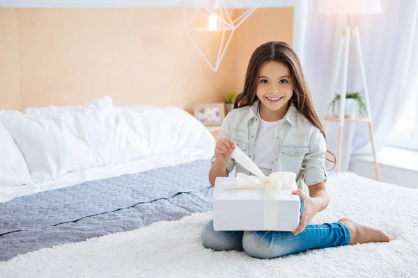 Engraçado menina bonita está feliz em receber presente — Fotografia de Stock