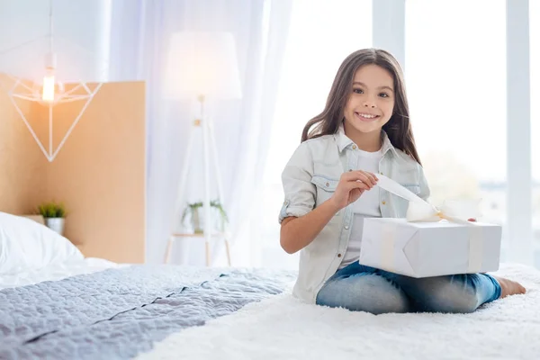 Feliz hermosa chica dispuesta a desenvolver presente — Foto de Stock