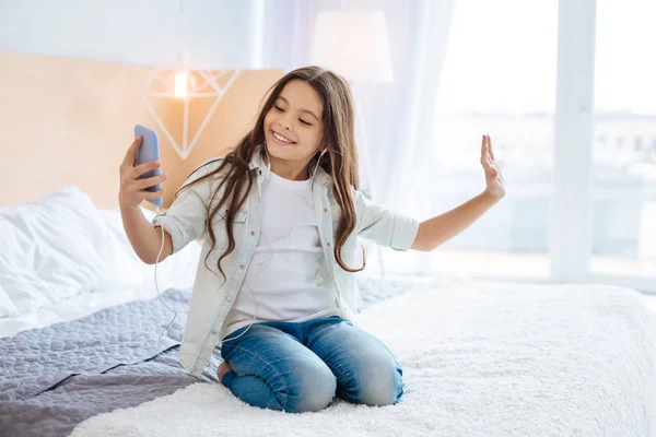 Positivo divertente ragazza imparare nuovi movimenti — Foto Stock