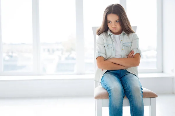 Smutný naštvaný dívka urazil její máma — Stock fotografie