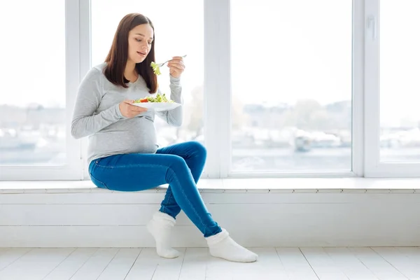 Hermosa mujer embarazada comiendo ensalada — Foto de Stock