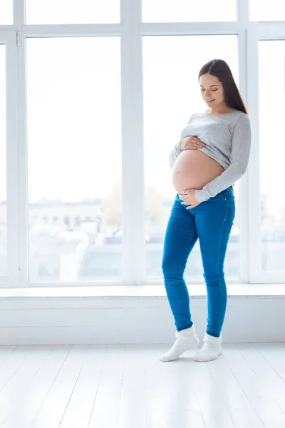 Gerçek hamile kadın karnı hayran — Stok fotoğraf
