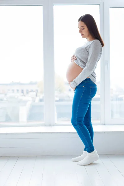 Amar a la mujer embarazada preocupándose por su bebé — Foto de Stock