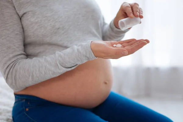 Junge schwangere Frau nimmt Medikamente — Stockfoto