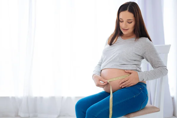 Mujer embarazada inspirada ve progreso — Foto de Stock