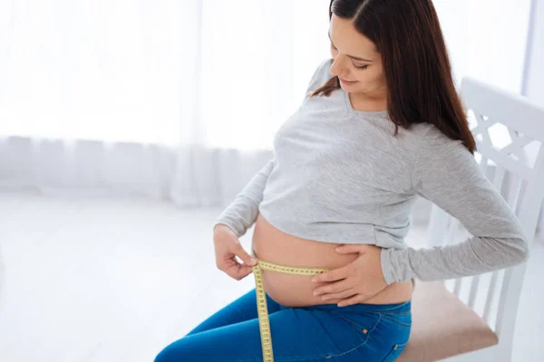 Feliz mulheres grávidas examinando sua barriga — Fotografia de Stock