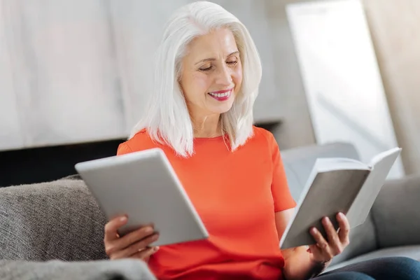 Mujer anciana encantada sosteniendo una tableta — Foto de Stock