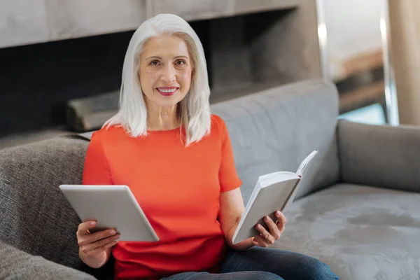 Mujer anciana positiva mirándote — Foto de Stock