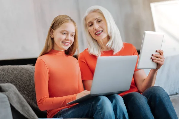 Positiv glad tjej använder en bärbar dator — Stockfoto