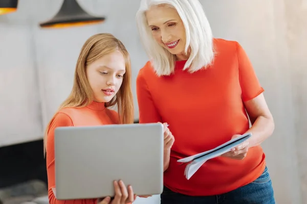 Snygg smart tjej som håller en laptop — Stockfoto