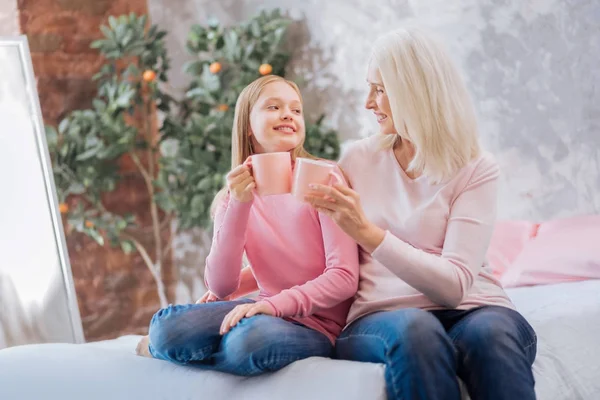 Glada trevliga mormor och barnbarn jublande med cups — Stockfoto