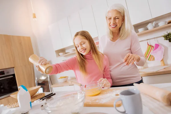 Trevlig positiv tjej innehav salt — Stockfoto