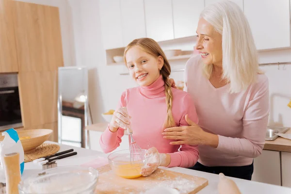 Positivo agradável menina chicotadas ovos — Fotografia de Stock