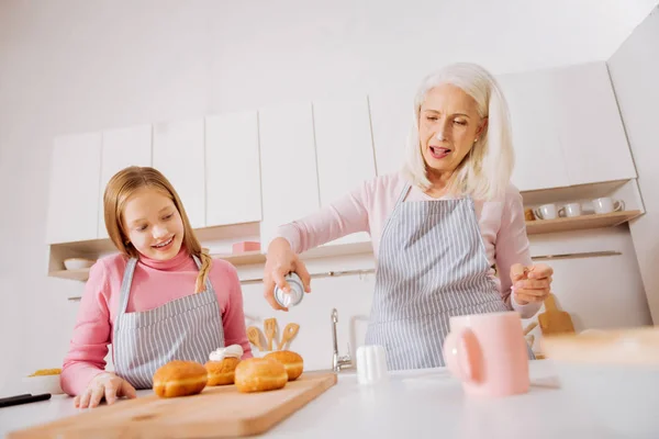 Söt glad mormor och barnbarn njuter av matlagning — Stockfoto