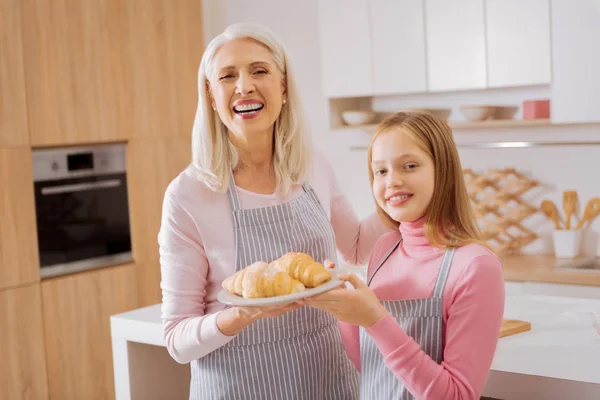 Glad känslomässiga kvinna som håller en skylt med croissanter — Stockfoto