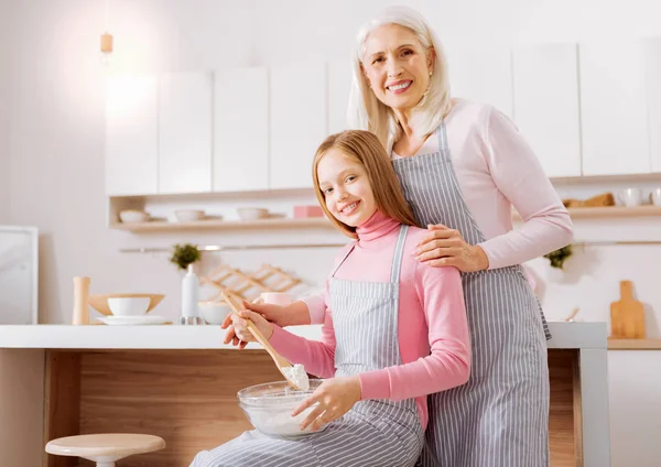 Chica positiva alegre aprender a cocinar —  Fotos de Stock