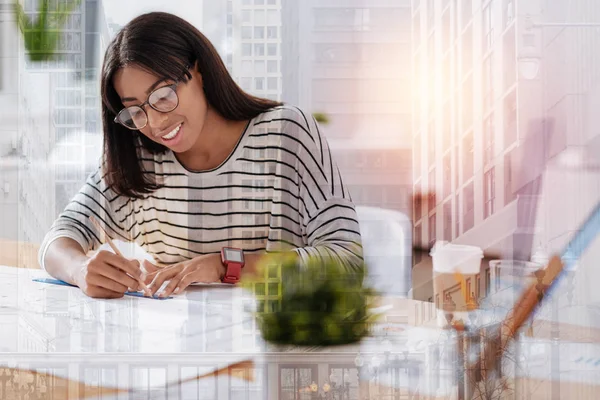 Glada internationella ingenjör att vara på jobbet — Stockfoto