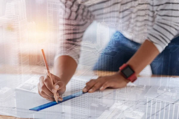 Close up van vrouwelijke handen tijdens het tekenen — Stockfoto