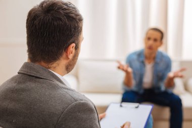 Profesyonel doktor şiddetli hastalar tepki gözlemleyerek