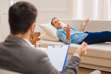 Trajik erkek hasta onun yaşam sorunlarını çözme