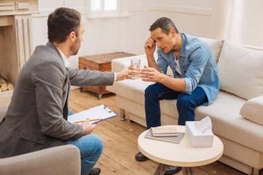 Umutsuz erkek hastanın ihtiyacı