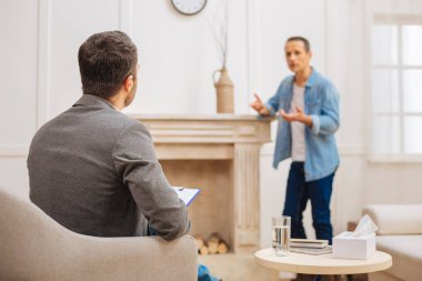 Erkek hasta ayakta tedavi sırasında ezilmiş