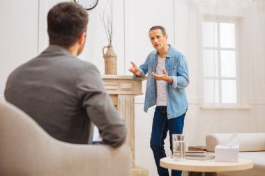 Stresli erkek hasta acısını ifade